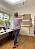 Galeriebilder-hochklappbarer-Zuschneidetisch-Snyggli-DIY-Bauanleitung-nähen-Schnittmuster_von-der-Wand