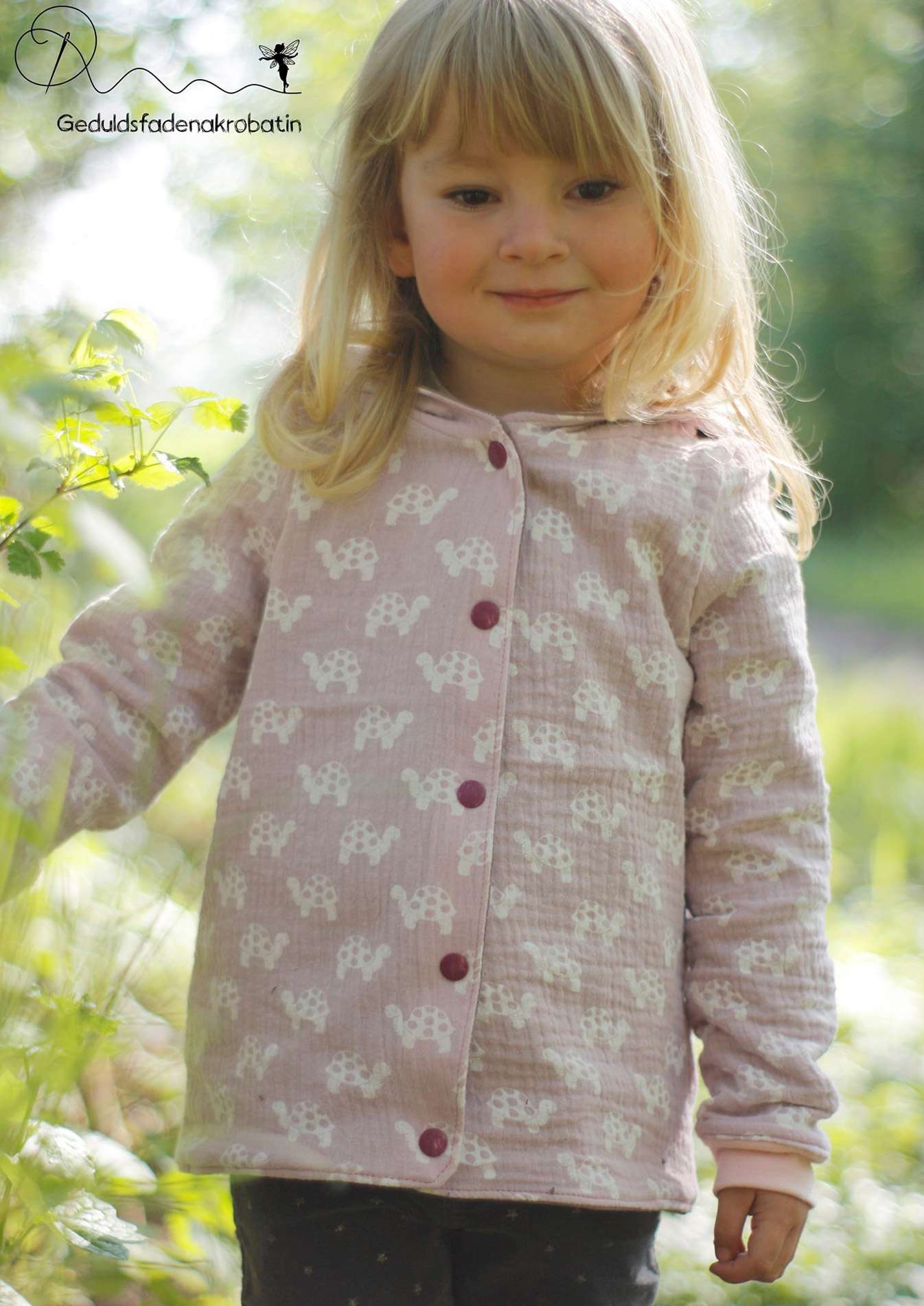 Musselin-Jacke-Sandmusling-Baby-Kinder-Schnittmuster-Gr-56-122_Mädchen-Knopfleiste
