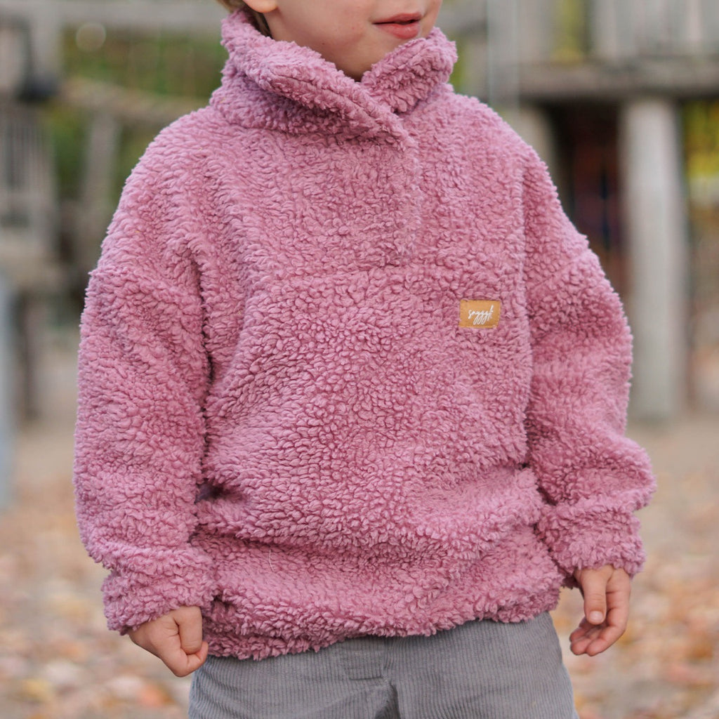 Produktbild-Snyggli-Schnittmuster-Troyer-Hej-Hjemme-Sweat-Fleece-Teddy-Babys-Kinder-Jungs-Mädchen-Teens-Gr-56-122