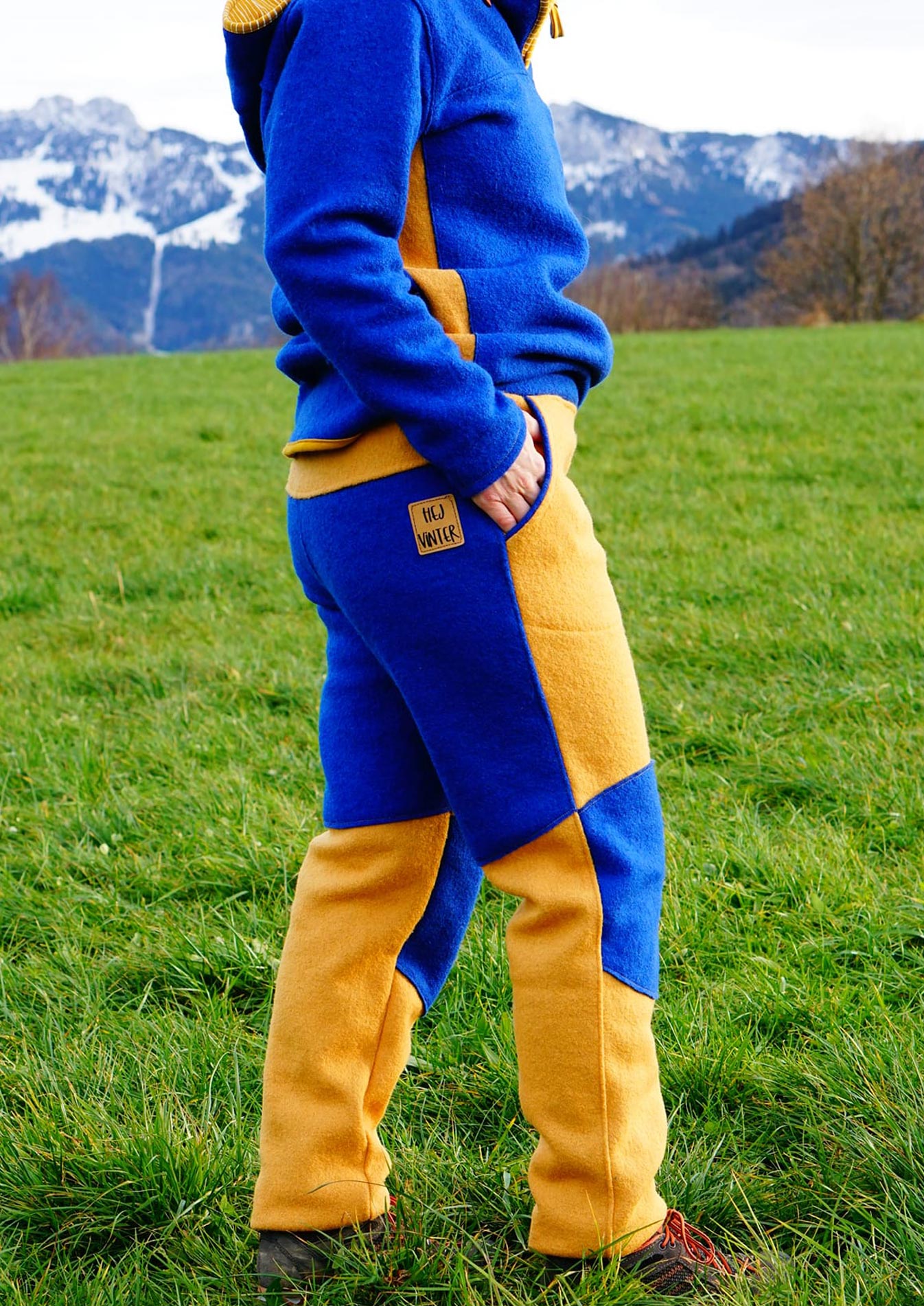 Schnittmuster-Snyggli-Nähanleitung-Outdoorhose-Hej-Vinter-high waist-Damen-Walk-gelb