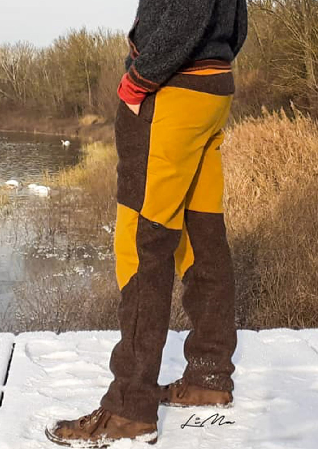 Schnittmuster-Snyggli-Nähanleitung-Outdoorhose-Hej-Vinter-low-waist-Damen-Walk-gelb