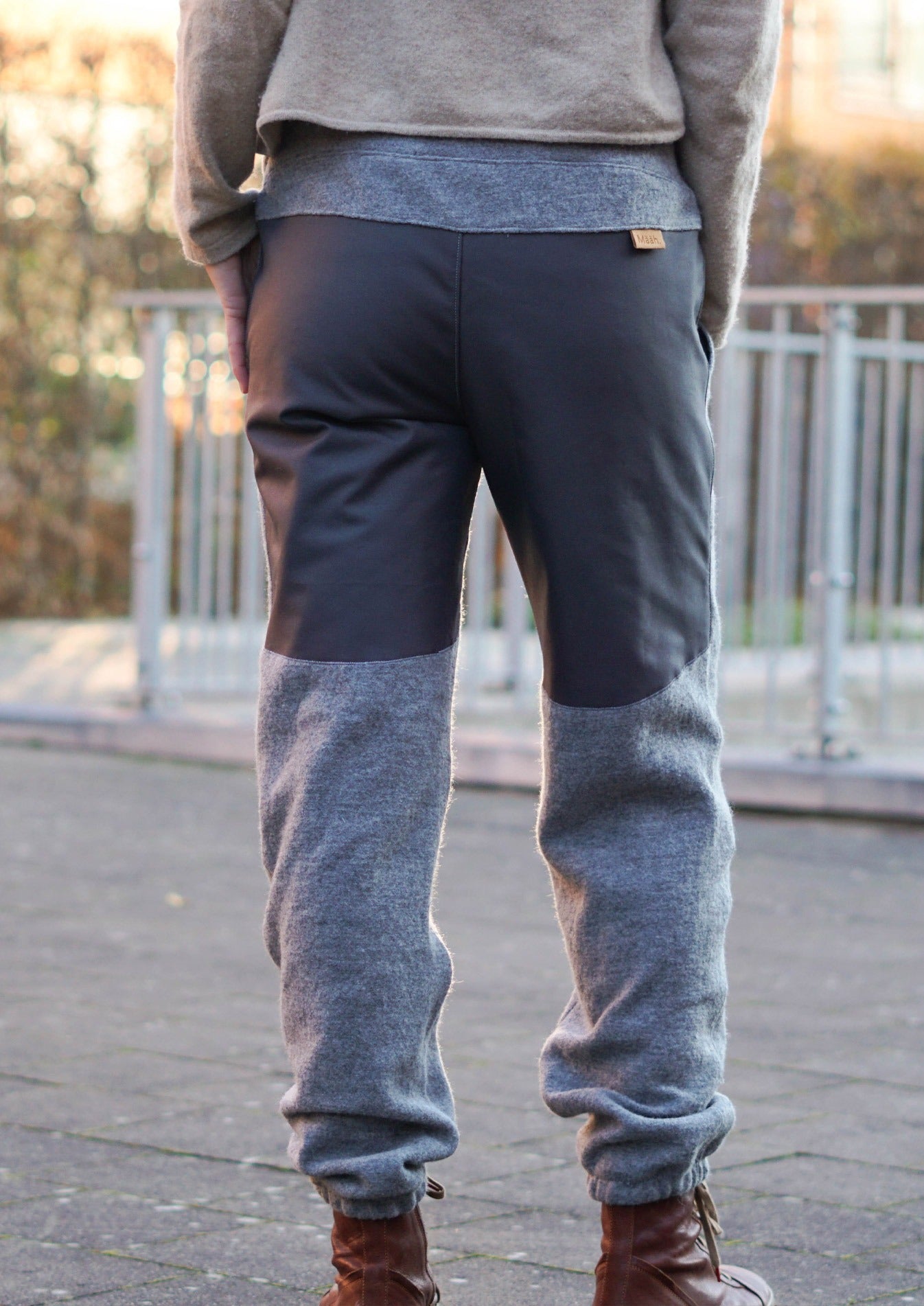 Schnittmuster-Snyggli-Nähanleitung-Outdoorhose-Hej-Vinter-low-waist-Damen-Walk-grau-Po-Passe