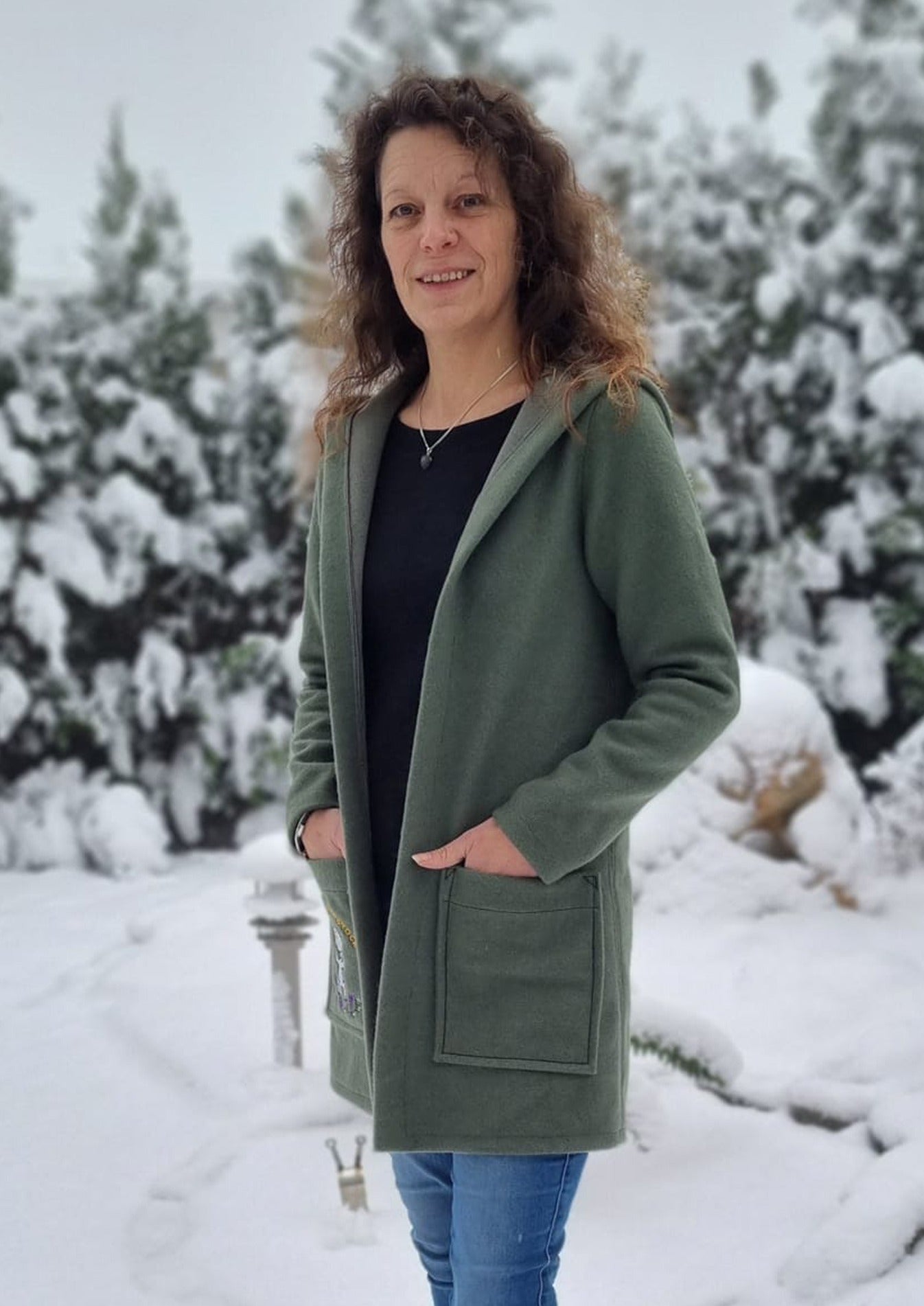 Snyggli-Cardigan-Walk-Strikkekram-Damen-Schnittmuster-Nähanleitung-Walk-Jacke-grün