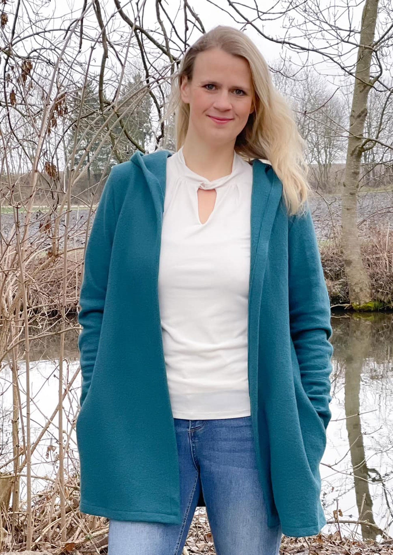 Snyggli-Cardigan-Walk-Strikkekram-Damen-Schnittmuster-Nähanleitung-Walk-Jacke-petrol