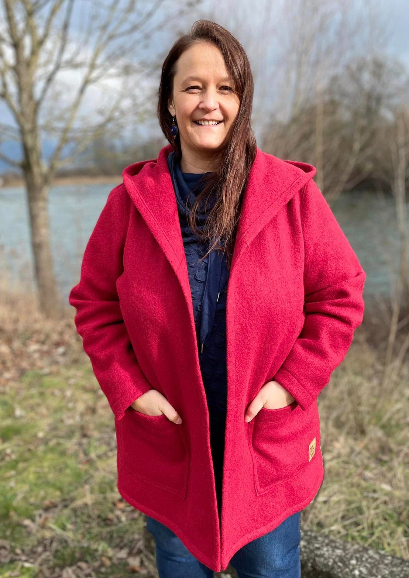 Snyggli-Cardigan-Walk-Strikkekram-Damen-Schnittmuster-Nähanleitung-Walk-Jacke-rot-Taschen