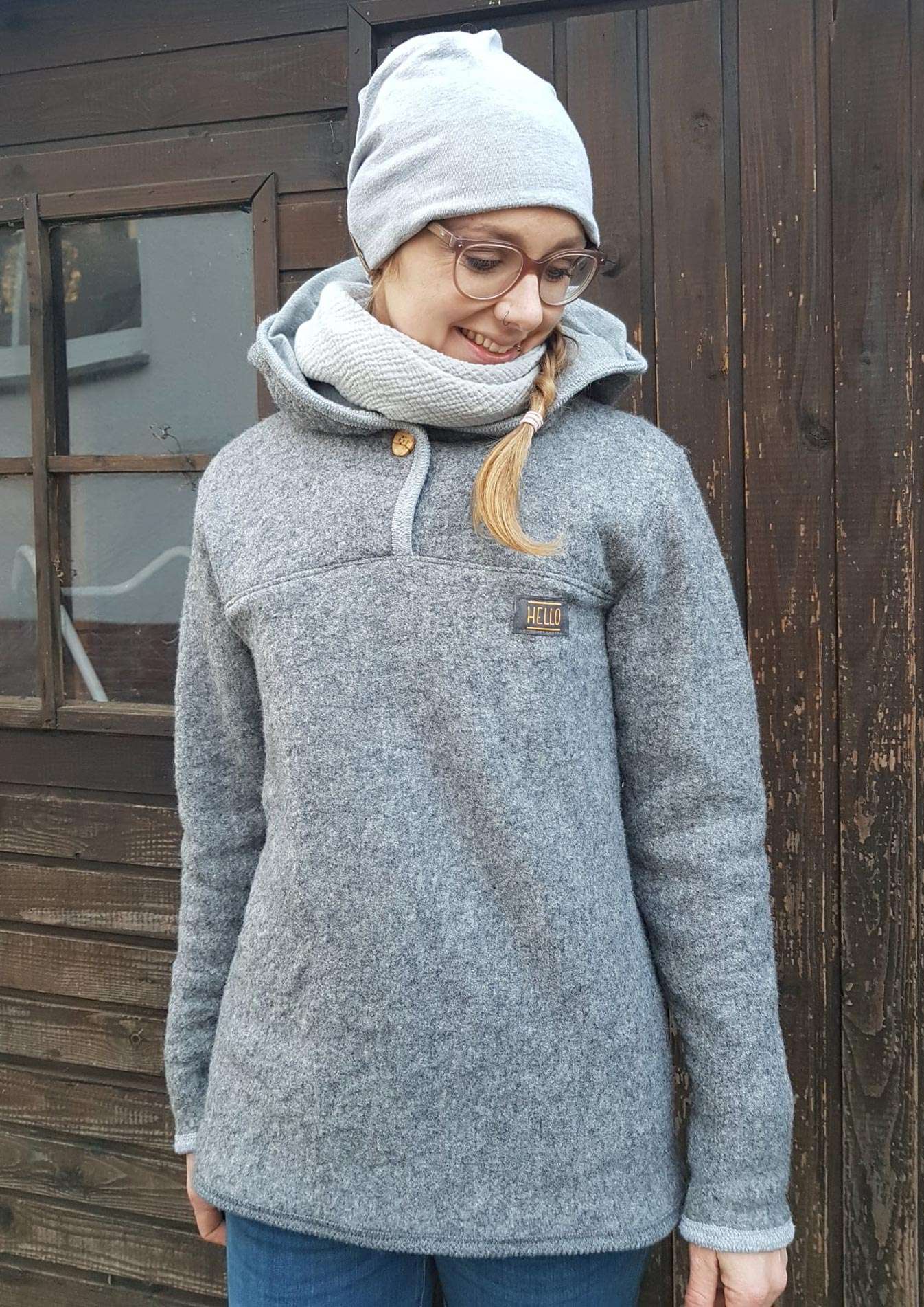 Snyggli-Hej-Varmen-Damen-Schnittmuster-Walk-Naehanleitung-grau-tailliert-musselin