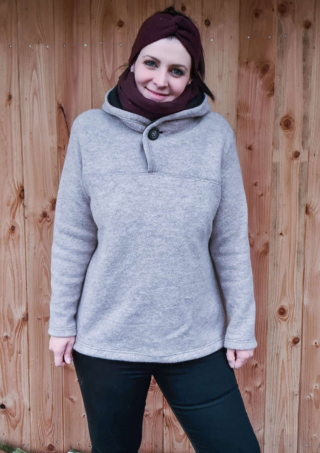 Snyggli-Hej-Varmen-Damen-Schnittmuster-Walk-Naehanleitung-grau-tailliert