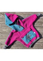 Snyggli-Outdoorhoodie-Hej-Sne-Walkhoodie-Wollwalk-Schnittmuster-Junge-Mädchen-Babys-Kinder-Gr-56-170-Flatlay