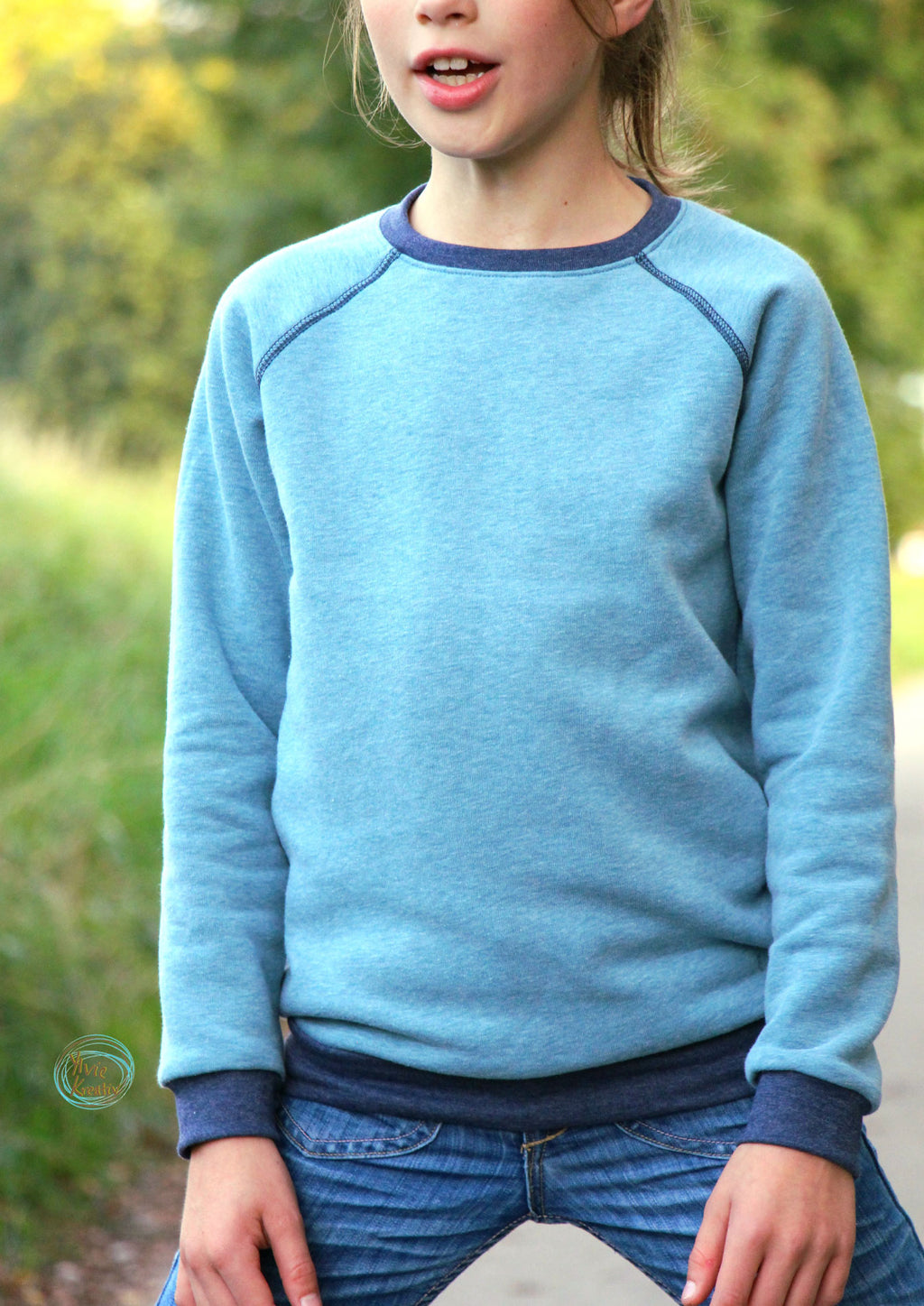 Snyggli-Raglan-Sweater-Farverig-Rüschen-Volant-Babys-Kinder-Teens-Schnittmuster-Gr-128-170-Sweat-blau-mädchen