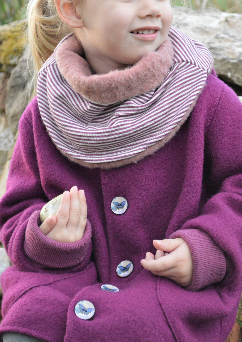 Snyggli-Schnittmuster-Freebook-Nähanleitung-Halssocke-Hygge-Sok-Babys-Kinder-Damen-Herren-Wollfleece