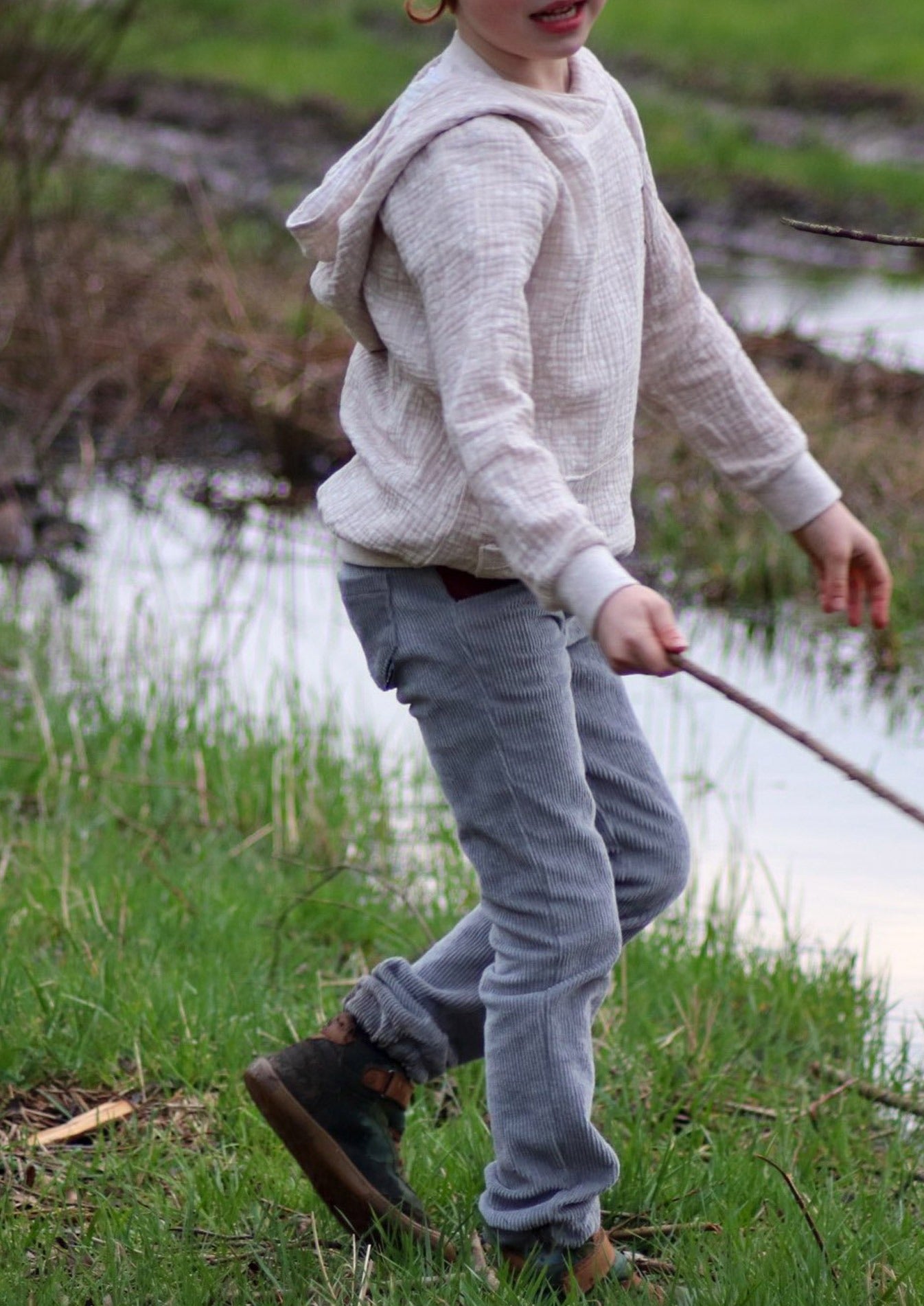 Snyggli-Schnittmuster-Hose-Elsker-Luften-Cord-Stretchcord-Babys-Kinder-Teens-Junge-Mädchen-Gr-128-170-Musselin-Hoodie-Musling