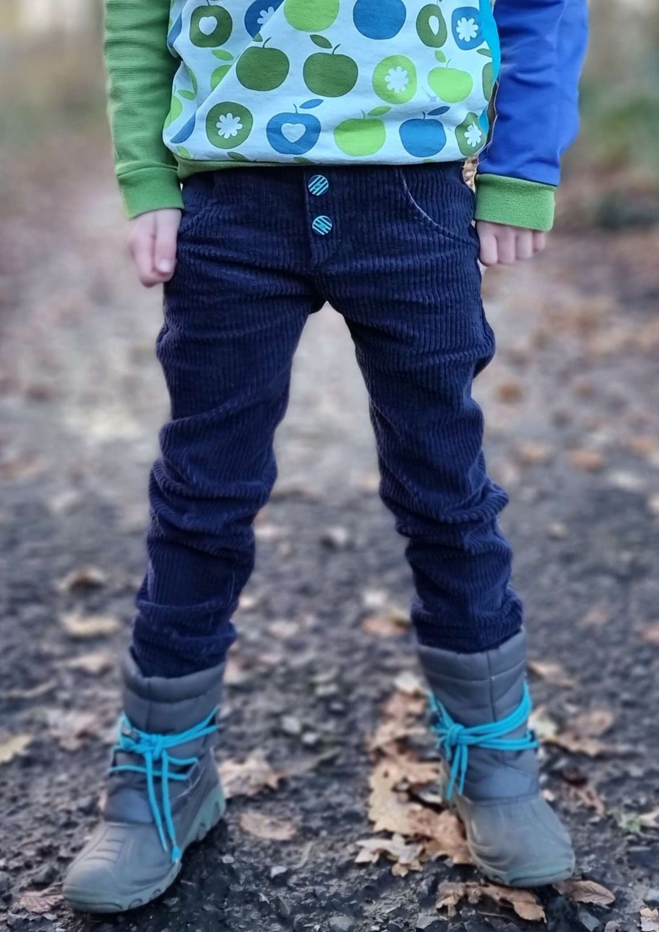 Snyggli-Schnittmuster-Hose-Elsker-Luften-Cord-Stretchcord-Babys-Kinder-Teens-Junge-Mädchen-Gr-128-170-blau