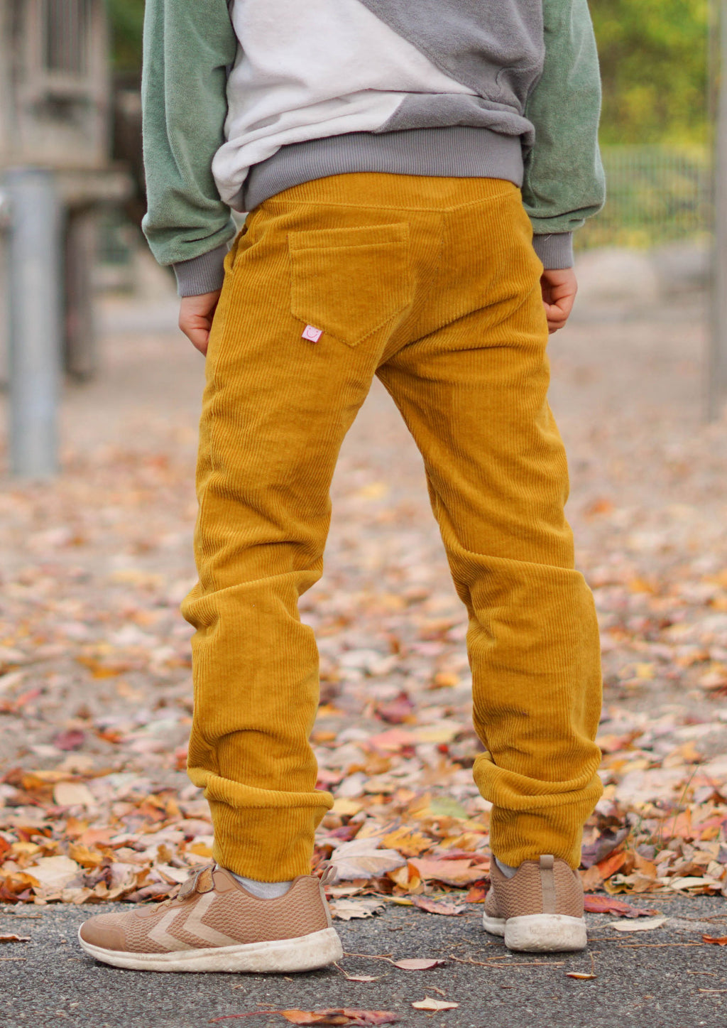 Snyggli-Schnittmuster-Hose-Elsker-Luften-Cord-Stretchcord-Babys-Kinder-Teens-Junge-Mädchen-Gr-128-170-senfgelb