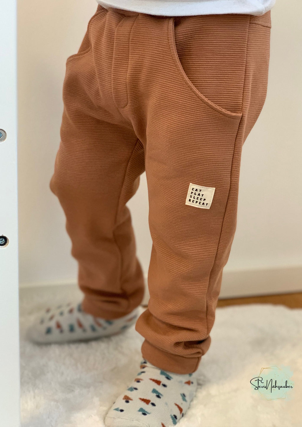 Snyggli-Schnittmuster-Hose-Elsker-Luften-Cord-Stretchcord-Babys-Kinder-Teens-Junge-Mädchen-Gr-56-122-Ottoman