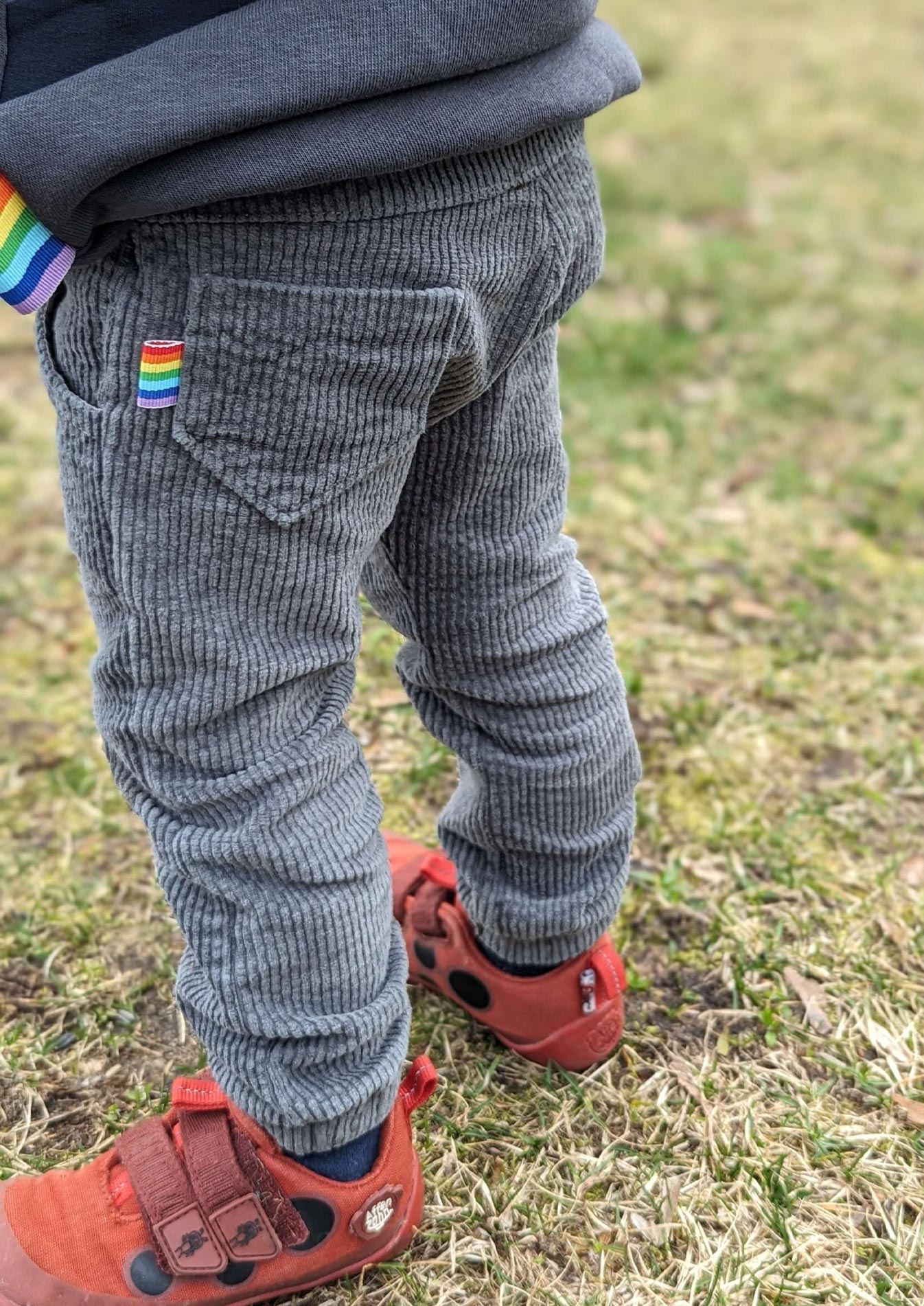 Snyggli-Schnittmuster-Hose-Elsker-Luften-Cord-Stretchcord-Babys-Kinder-Teens-Junge-Mädchen-Gr-56-122-cord-grau