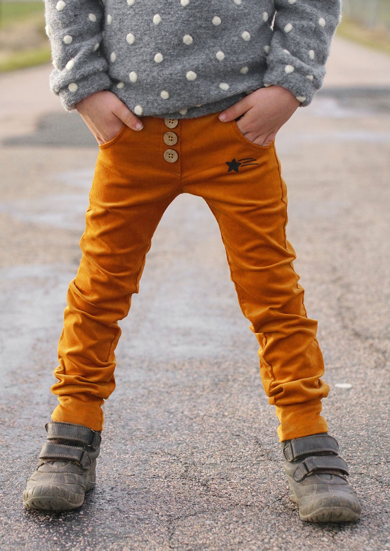 Snyggli-Schnittmuster-Hose-Elsker-Luften-Cord-Stretchcord-Babys-Kinder-Teens-Junge-Mädchen-Gr-56-122-gelb-cordjpg