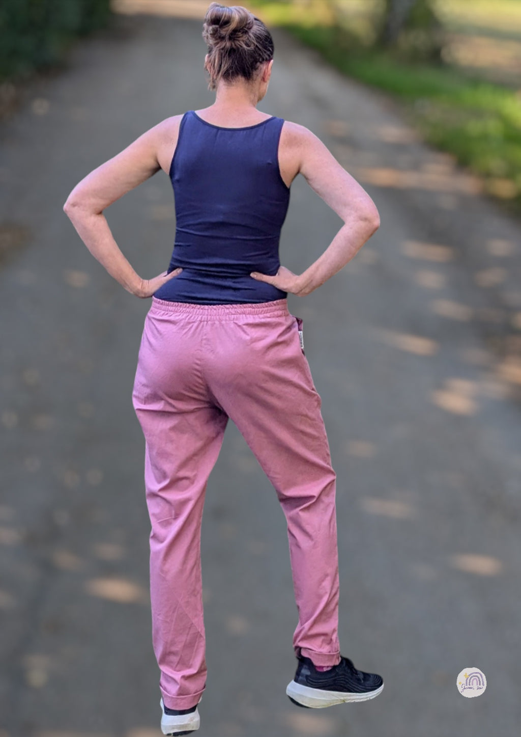 Snyggli-Schnittmuster-Hose-loose-fit-Solskin-Damen-Leinen-Cord-Chambray-nähen-Größe-32-50-low-waist-hinten