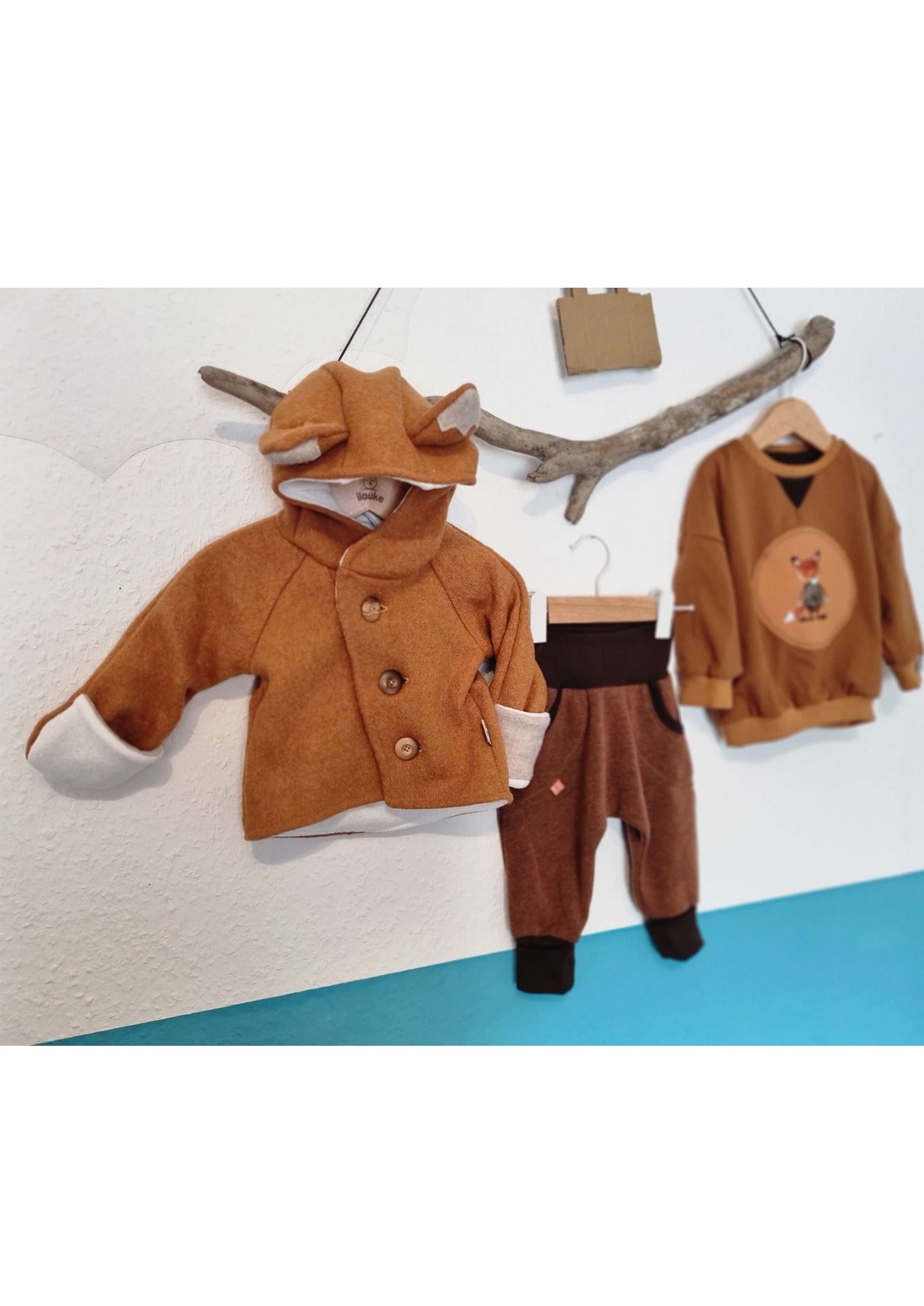 Snyggli-Schnittmuster-Jacke-Baby-Lille-Isbjörn-Walk-Knöpfe-Reißverschluss-Wickeljacke-Junge-Luften-Surf