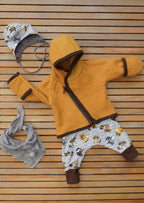 Snyggli-Schnittmuster-Jacke-Baby-Lille-Isbjörn-Walk-Knöpfe-Reißverschluss-Wickeljacke-Junge-Mädchen-Mütze-Hjelmhue