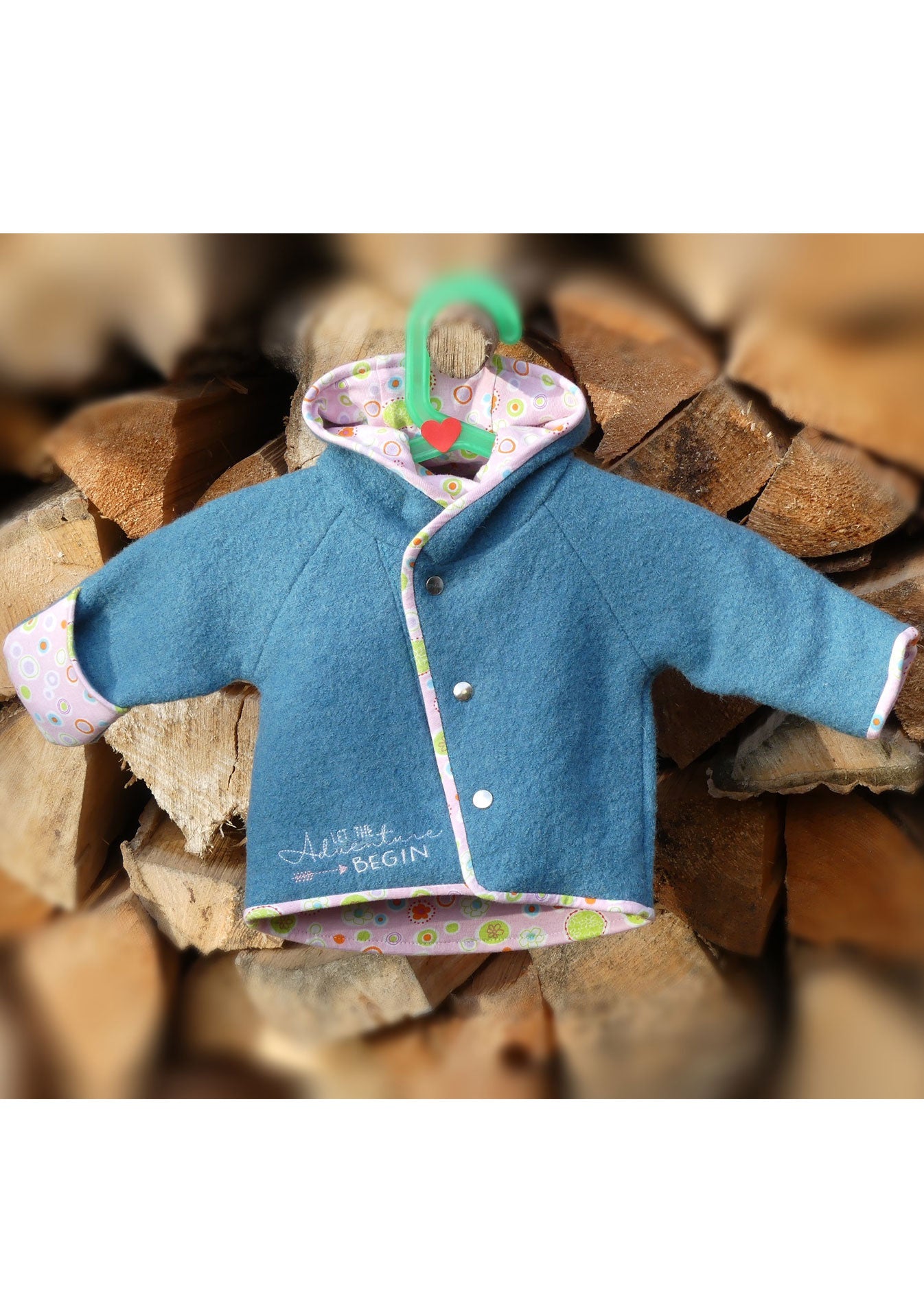 Snyggli-Schnittmuster-Jacke-Baby-Lille-Isbjoern-Walk-Knoepfe-Reissverschluss-Wickeljacke-Junge-Maedchen-Muetze-blau.jpg