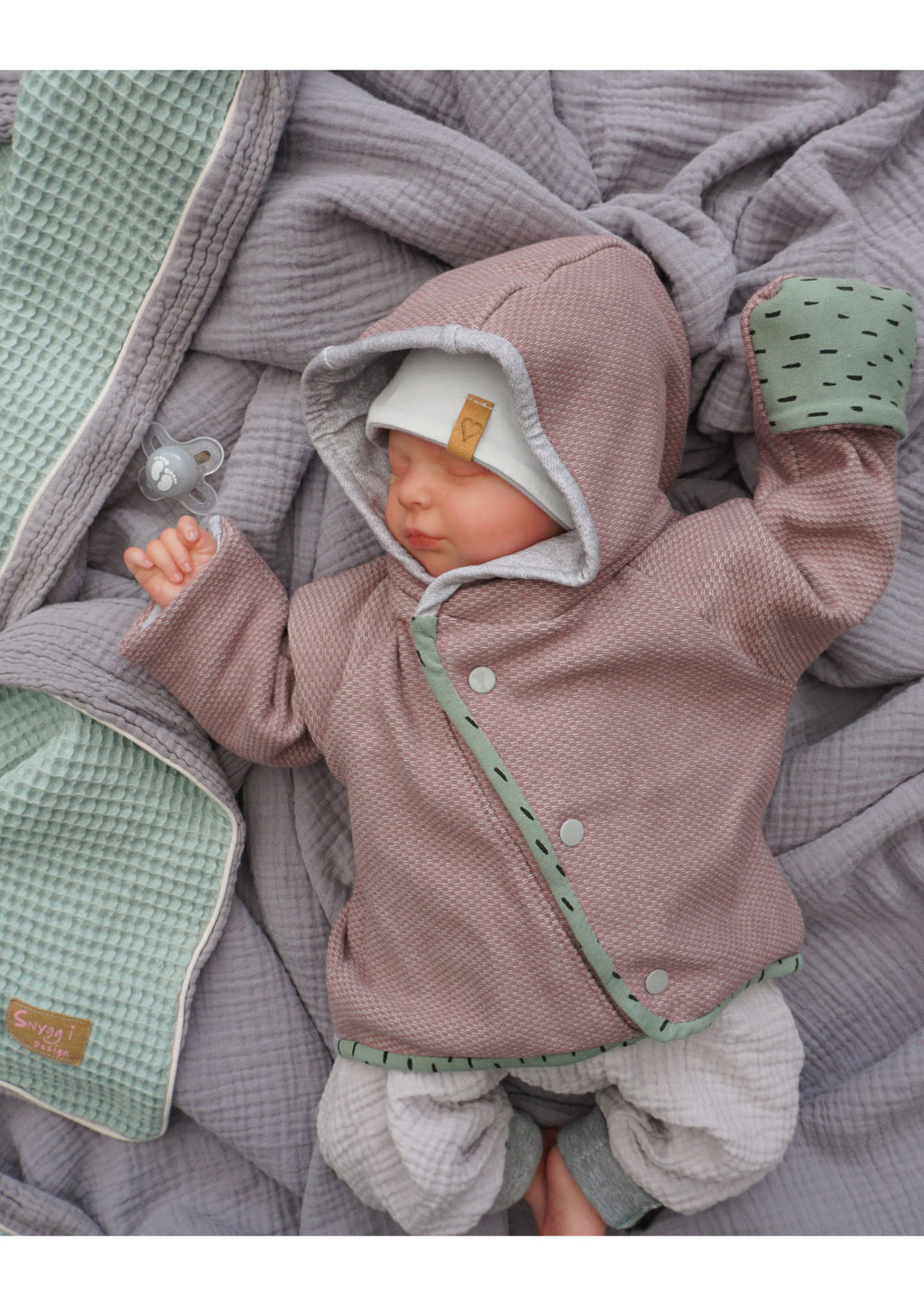 Snyggli-Schnittmuster-Jacke-Baby-Lille-Isbjörn-Walk-Knöpfe-Reißverschluss-Wickeljacke-Junge-Mädchen-Newborn