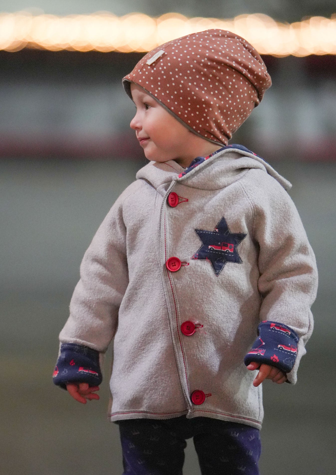 Snyggli-Schnittmuster-Jacke-Baby-Lille-Isbjörn-Walk-Knöpfe-Reißverschluss-Wickeljacke-Junge-Mädchen-Wolltresse-Walk