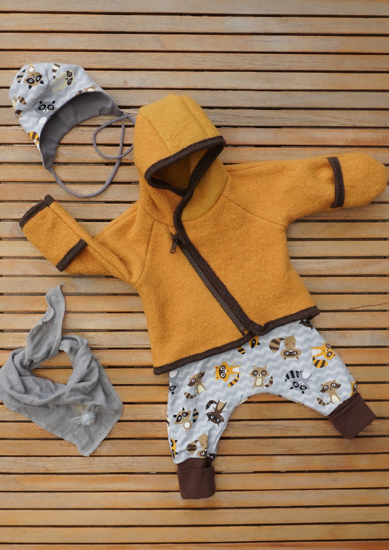 Snyggli-Schnittmuster-Jacke-Baby-Lille-Isbjörn-Walk-Knöpfe-Reißverschluss-Wickeljacke-Junge-Mädchen-Wolltresse