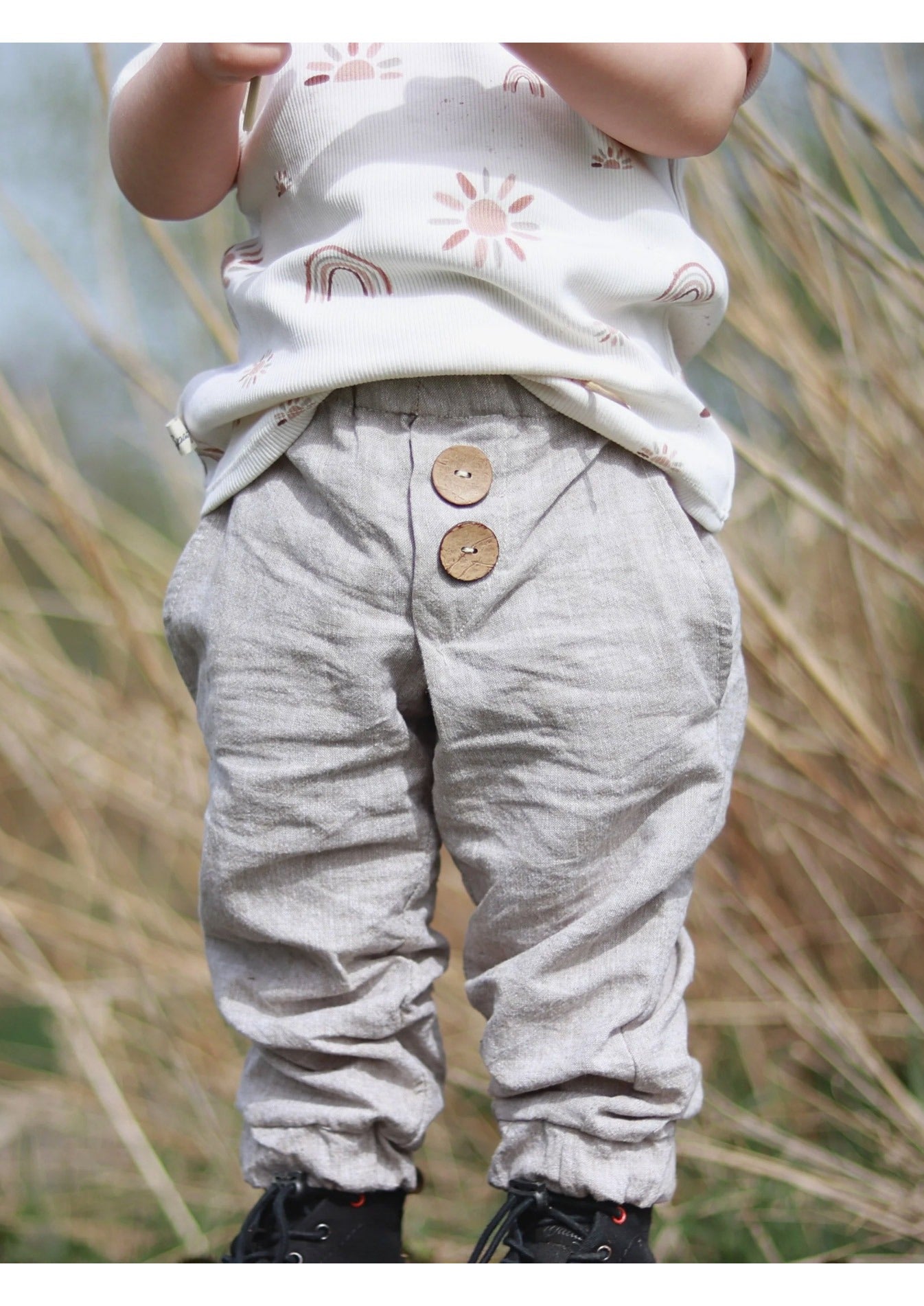 Snyggli-Schnittmuster-Loose-fit-Hose-Solskin-Cord-Canvas-Chino-Leinen-Babys-Kinder-Teens-Junge-Mädchen-Gr-56-122-Cord-Canvas-Leinen-Chino-beigejpg