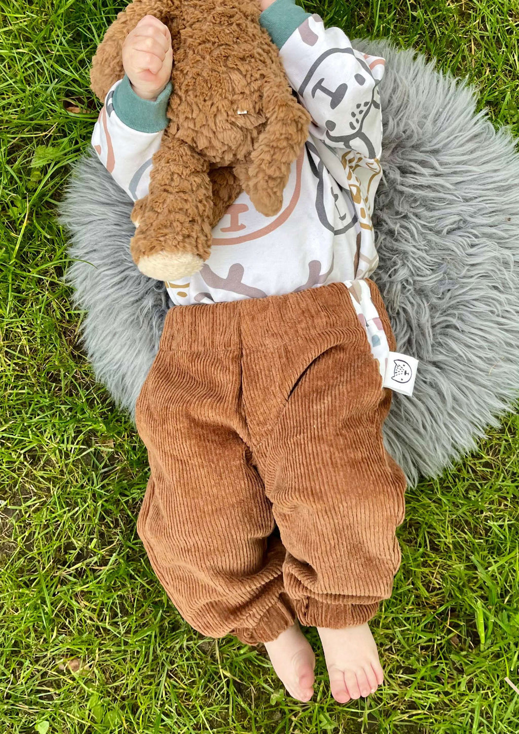 Snyggli-Schnittmuster-Loose-fit-Hose-Solskin-Cord-Canvas-Chino-Leinen-Babys-Kinder-Teens-Junge-Mädchen-Gr-56-122-Cord-Canvas-Leinen-Chino-hej-henri