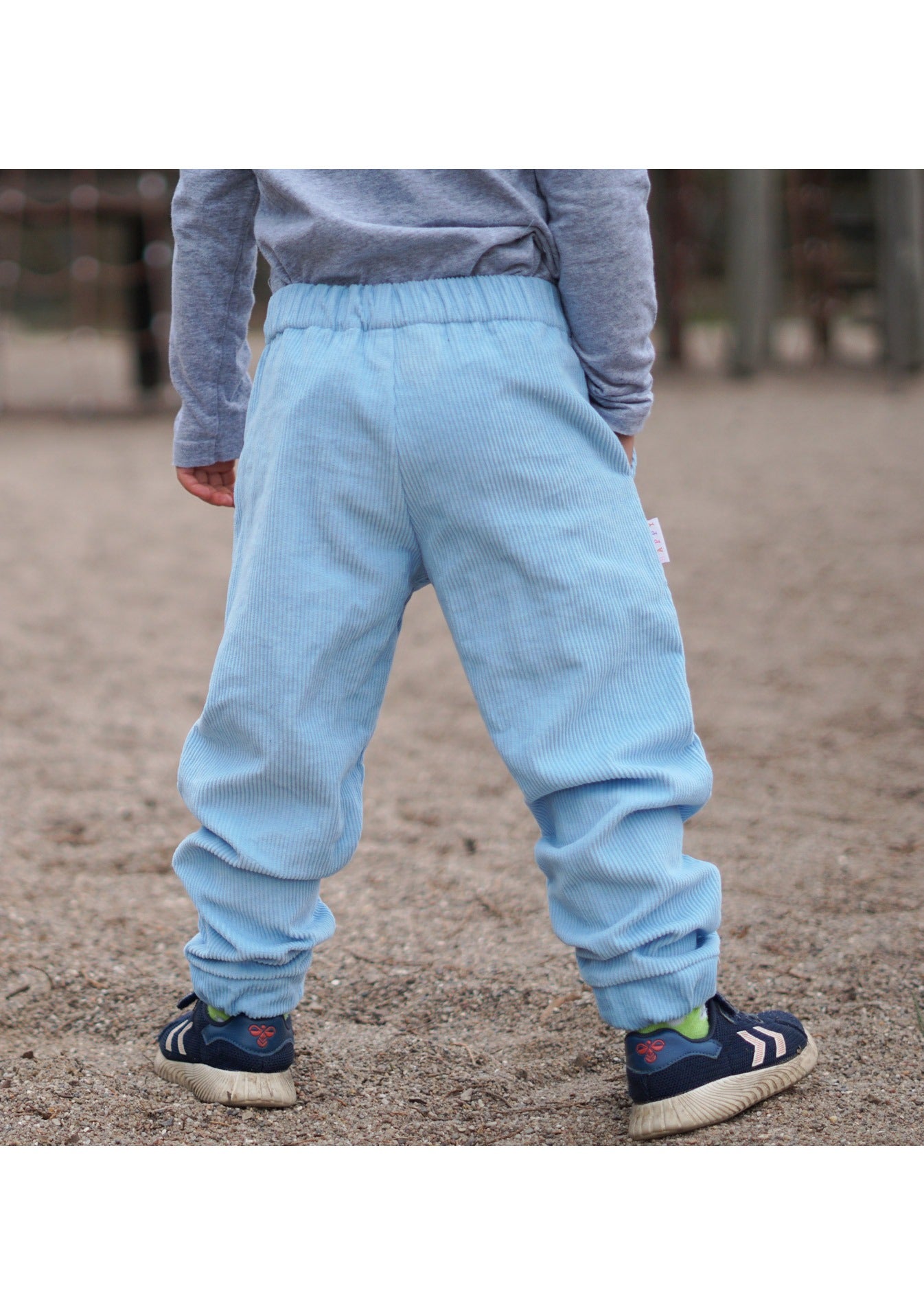 Snyggli-Schnittmuster-Loose-fit-Hose-Solskin-Cord-Canvas-Chino-Leinen-Babys-Kinder-Teens-Junge-Mädchen-Gr-56-122-Cord-Canvas-Leinen-Chino-hinten