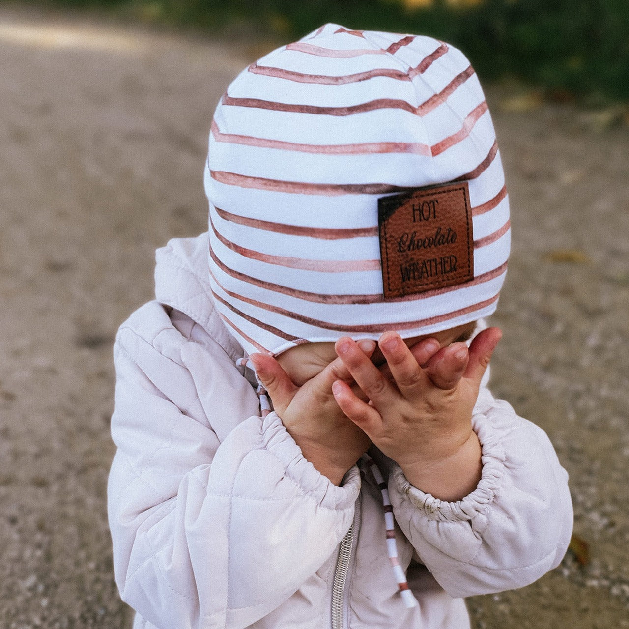 Snyggli-Schnittmuster-Mütze-Hjelmhue-Helm-Damen-Kinder-Babys-Größe-Nähanleitung Hauptbild