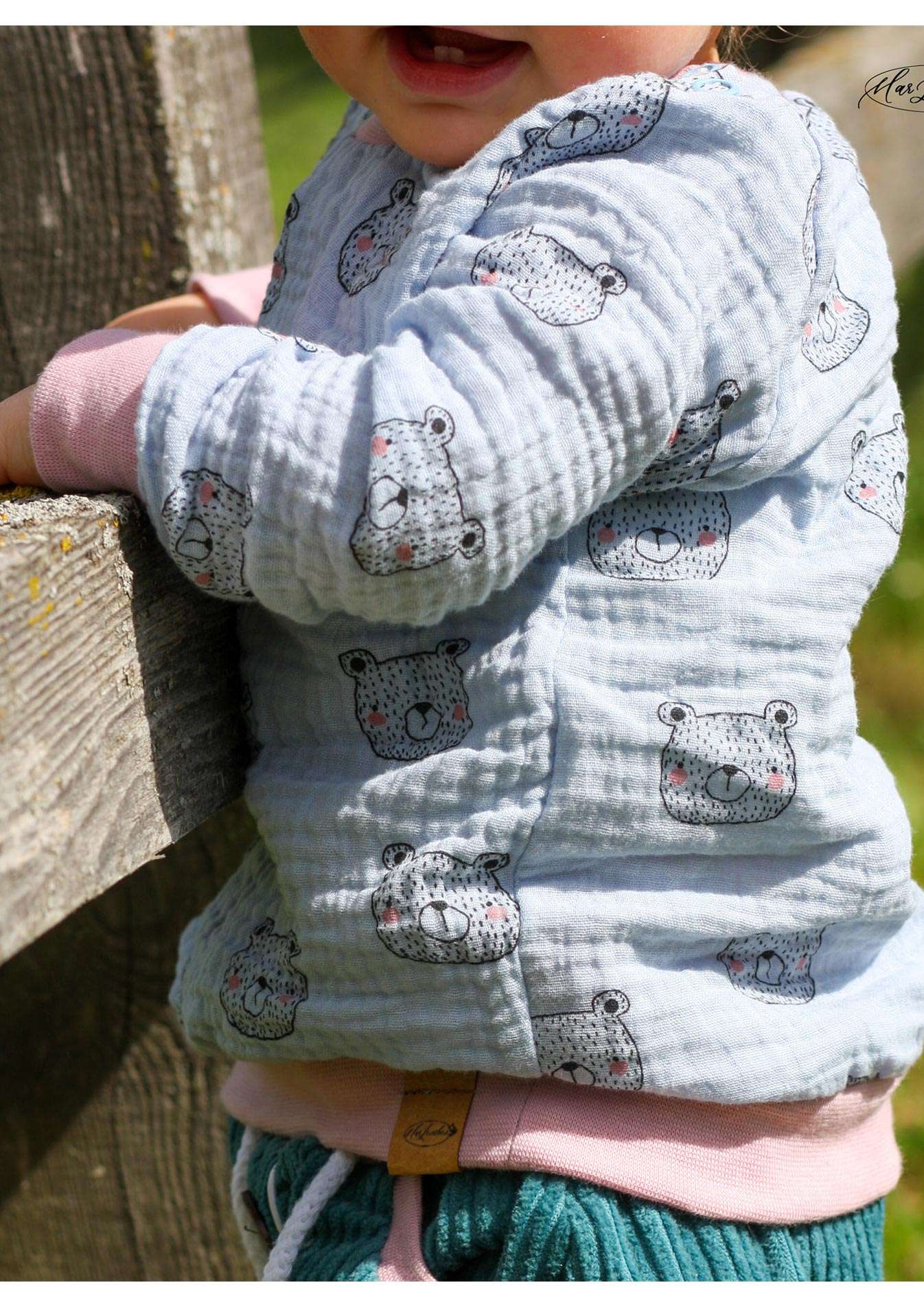 Snyggli-Schnittmuster-Musselin-Naehanleitung-Babysweater-Musling-baerchen