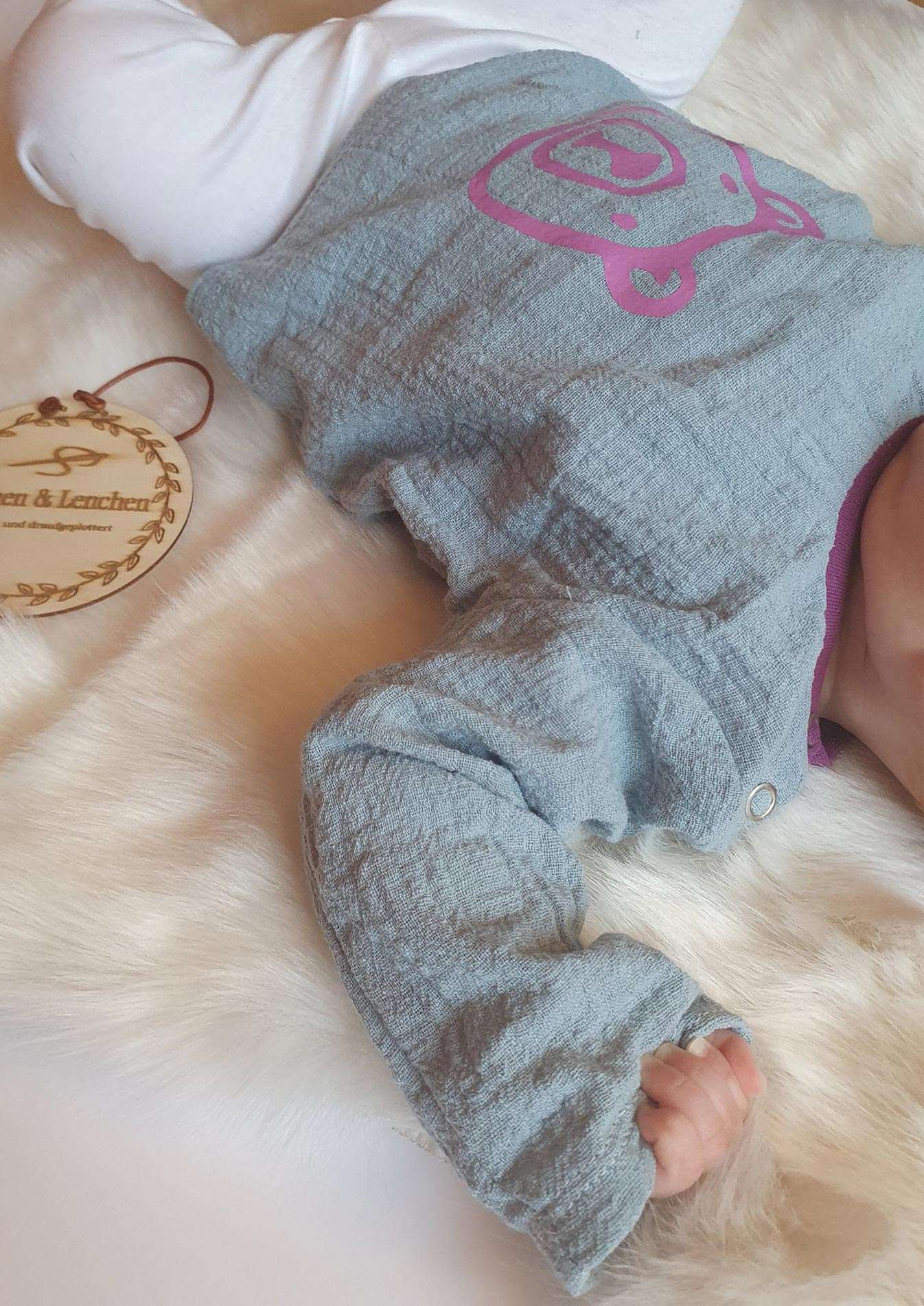 Snyggli-Schnittmuster-Musselin-Naehanleitung-Babysweater-Musling-maedchen-grau