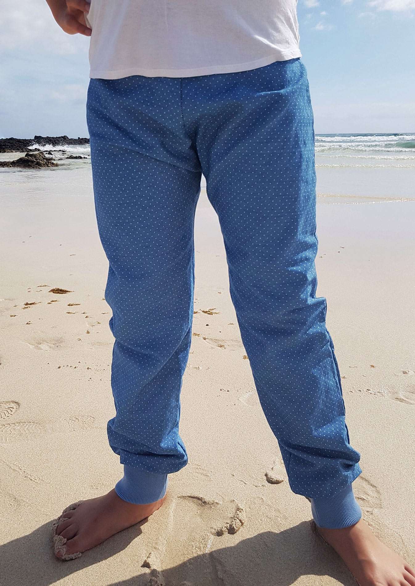 Snyggli-Schnittmuster-Naehanleitung-Pumphose-Luften_Groesse-122-170_Strand