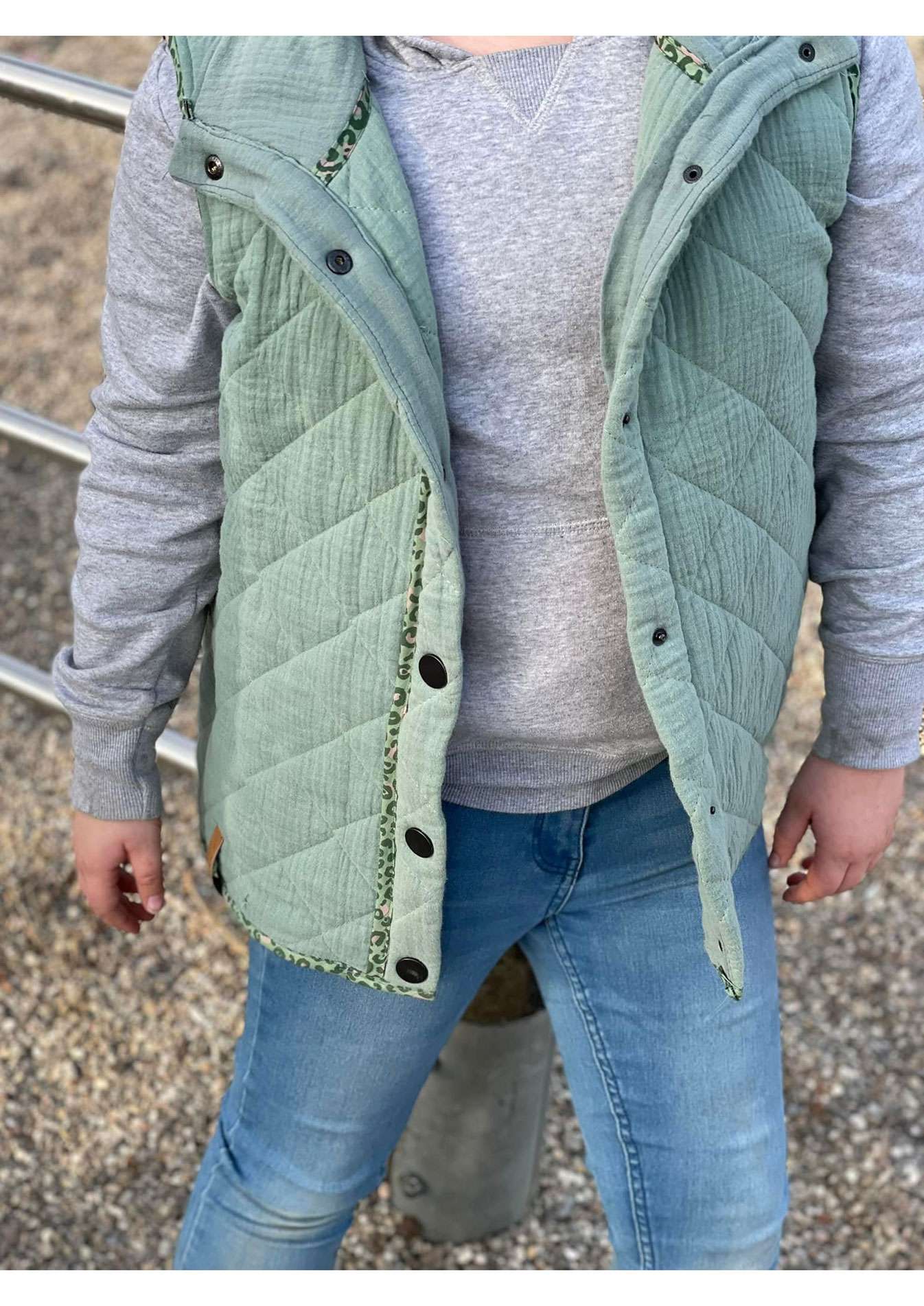 Snyggli-Schnittmuster-Nähanleitung-Weste-Livsglad-Kinder-Teens-Stepp