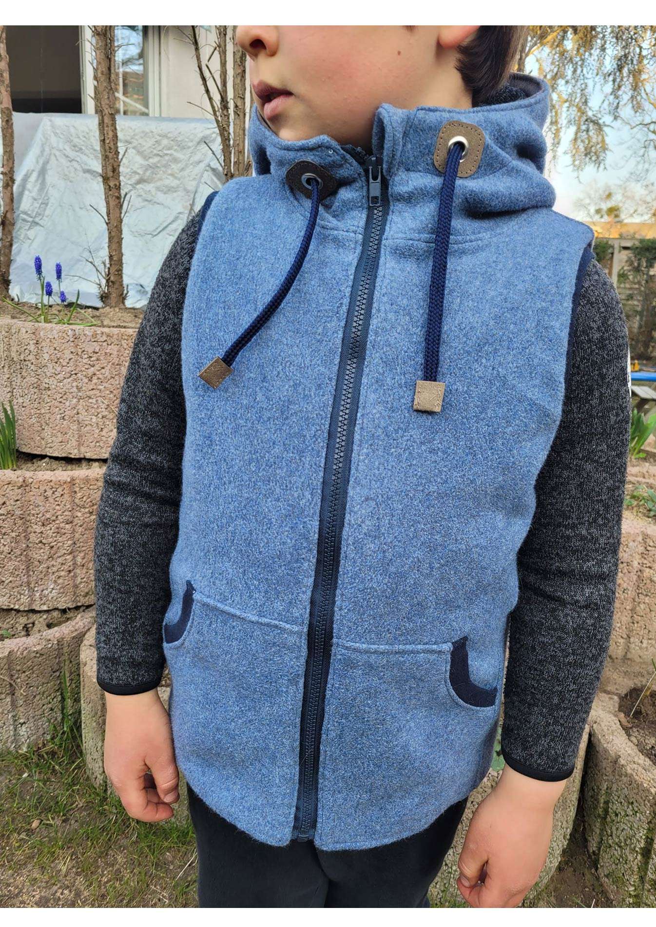 Snyggli-Schnittmuster-Nähanleitung-Weste-Livsglad-Kinder-Teens-Walk-Jungs-Kragen