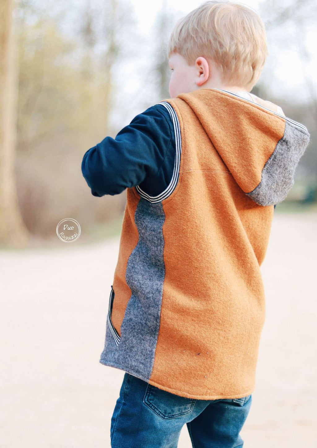 Snyggli-Schnittmuster-Nähanleitung-Weste-Livsglad-Kinder-Teens-Walk-Jungs-grau