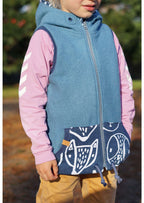 Snyggli-Schnittmuster-Nähanleitung-Weste-Livsglad-Kinder-Teens-Walk-Jungs