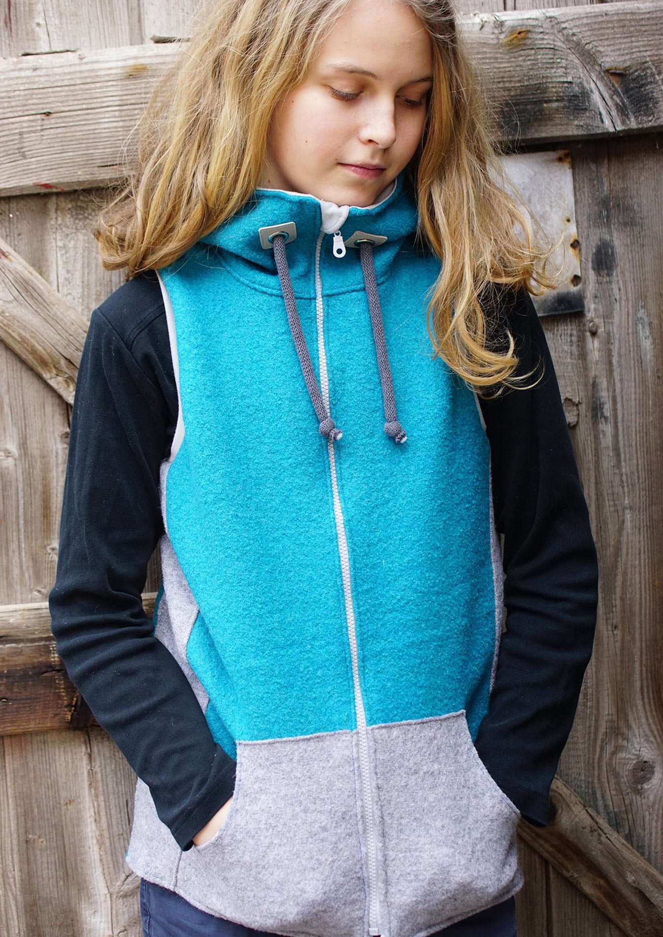 Snyggli-Schnittmuster-Nähanleitung-Weste-Livsglad-Kinder-Teens-Walk-Mädchen-petrol