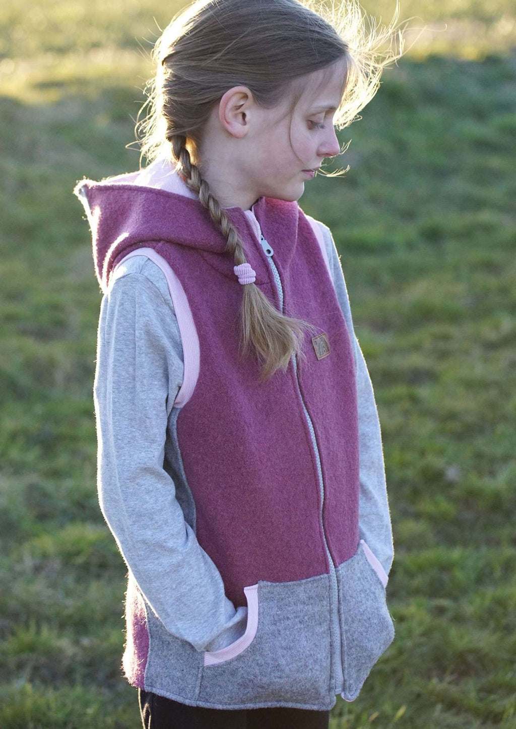 Snyggli-Schnittmuster-Nähanleitung-Weste-Livsglad-Kinder-Teens-Walk-Mädchen-rosa-beere