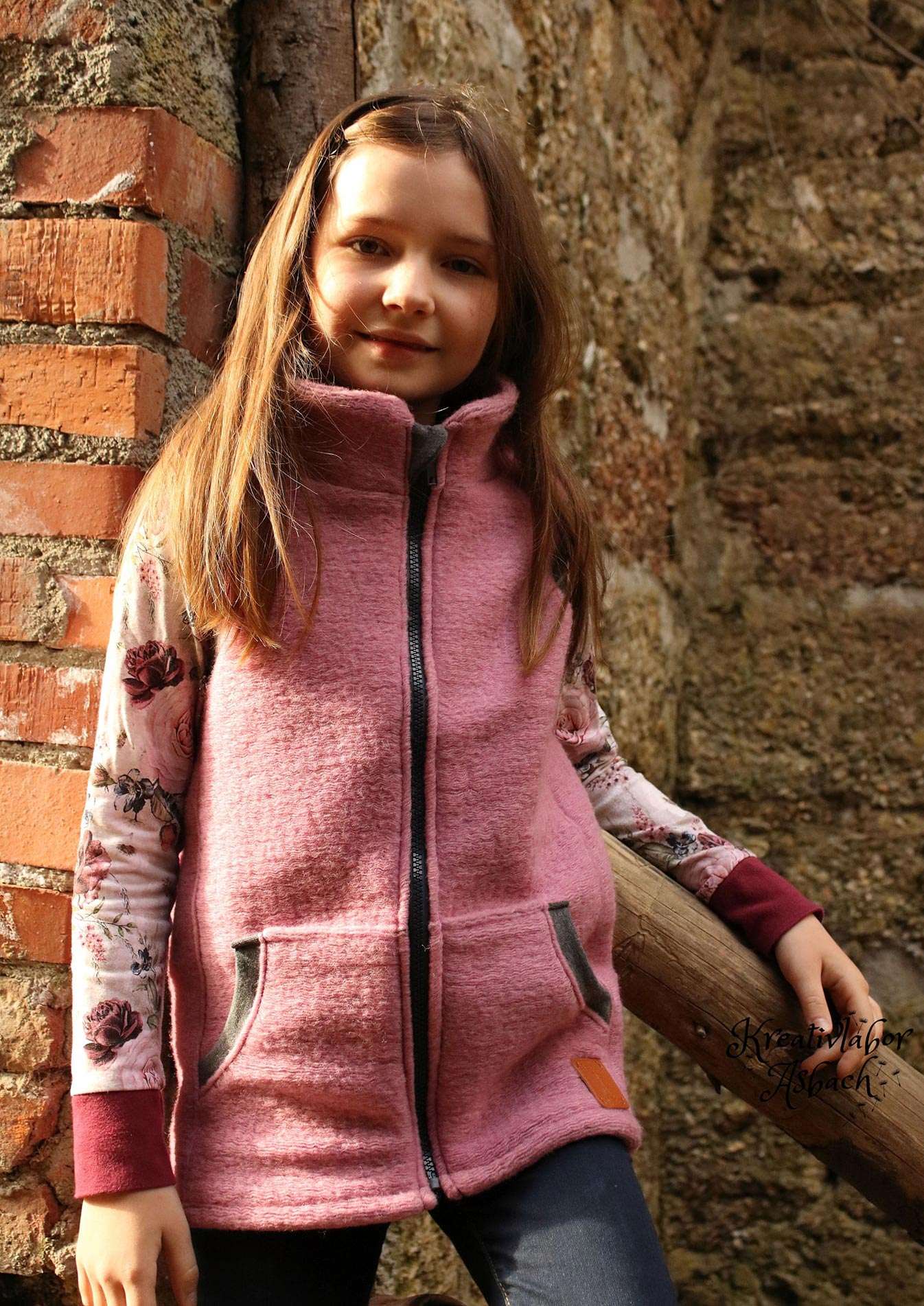 Snyggli-Schnittmuster-Nähanleitung-Weste-Livsglad-Kinder-Teens-Walk-Mädchen-rosa