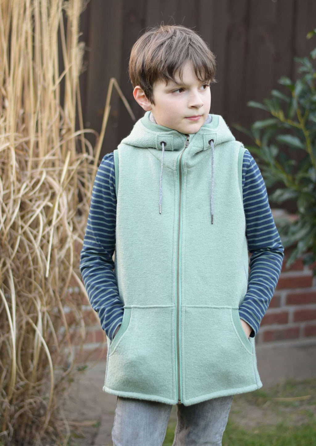 Snyggli-Schnittmuster-Nähanleitung-Weste-Livsglad-Kinder-Teens-Wollfleece-Jungs