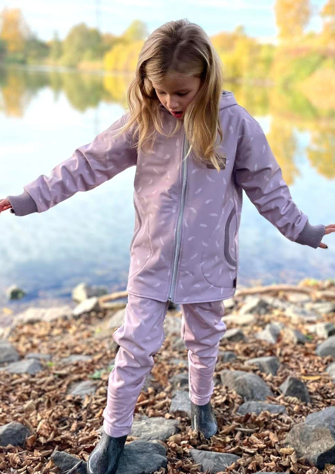 Snyggli-Schnittmuster-Walkhose-Outdoorhose-Hej-Vinter-Kinder-Teens-Nähanleitung-Gr.-128-170-Mädchen-Softshell-Jacke-Regnbue