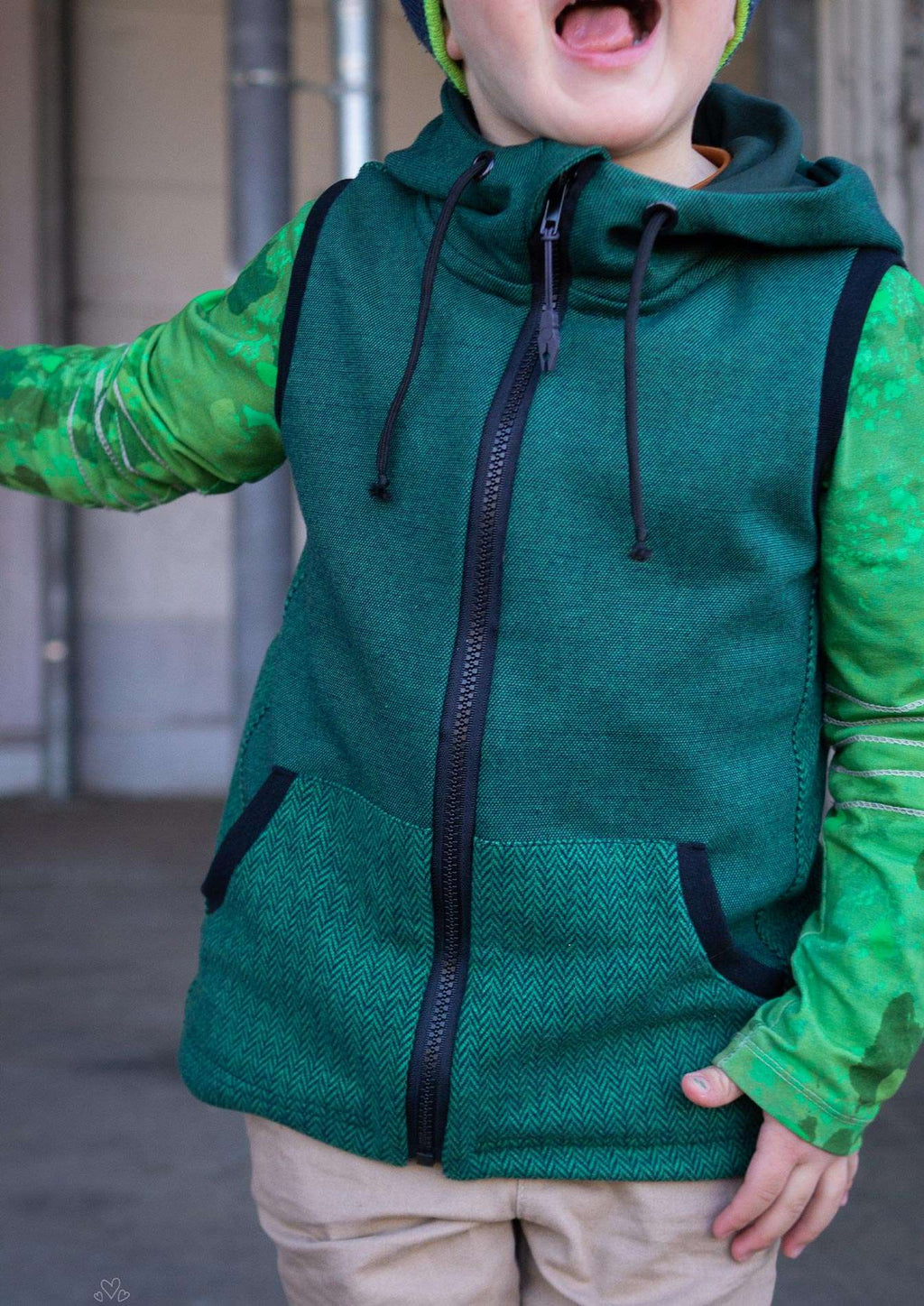 Snyggli-Schnittmuster-Weste-Livsglad-Baby-Kinder-Nähanleitung-Jaquard