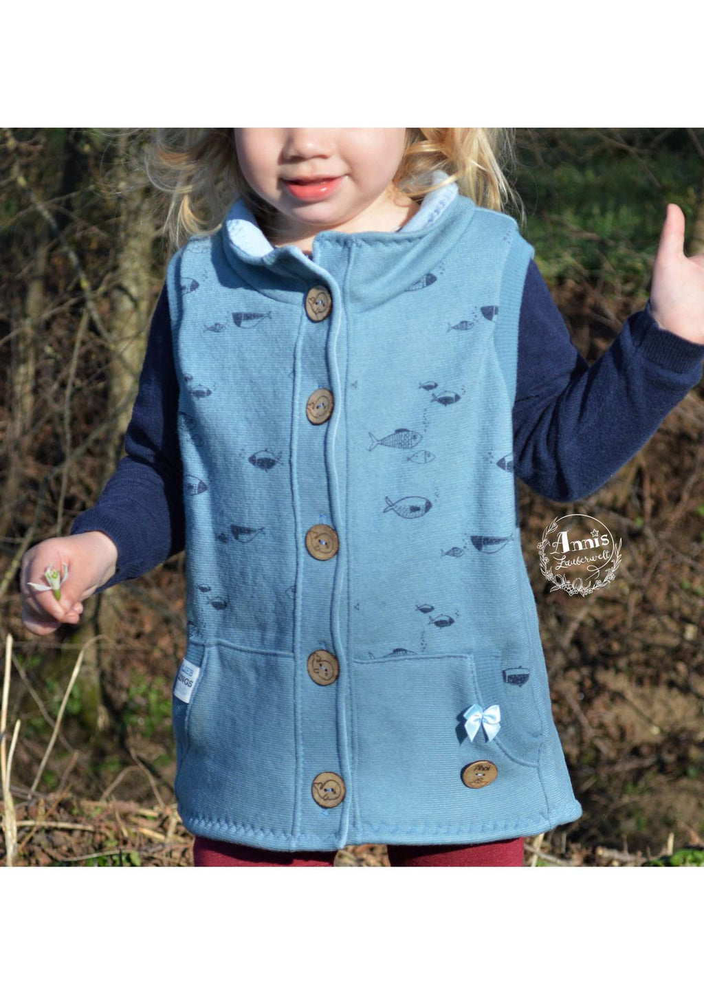 Snyggli-Schnittmuster-Weste-Livsglad-Baby-Kinder-Nähanleitung-Knopfleiste