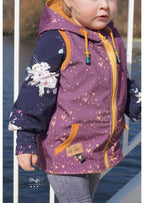 Snyggli-Schnittmuster-Weste-Livsglad-Baby-Kinder-Nähanleitung-Softshell-Mädchen-Herzen