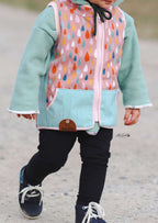 Snyggli-Schnittmuster-Weste-Livsglad-Baby-Kinder-Nähanleitung-Softshell-Mädchen-rosa