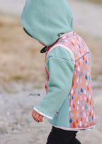 Snyggli-Schnittmuster-Weste-Livsglad-Baby-Kinder-Nähanleitung-Softshell-Mädchen