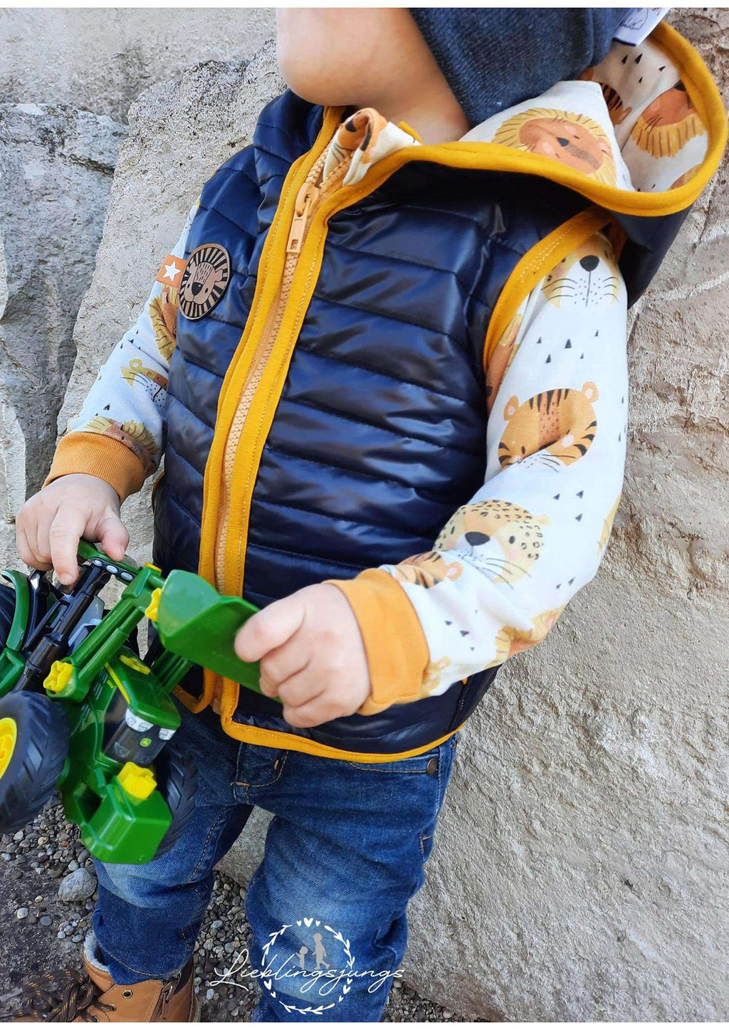 Snyggli-Schnittmuster-Weste-Livsglad-Baby-Kinder-Nähanleitung-Stepp-Junge