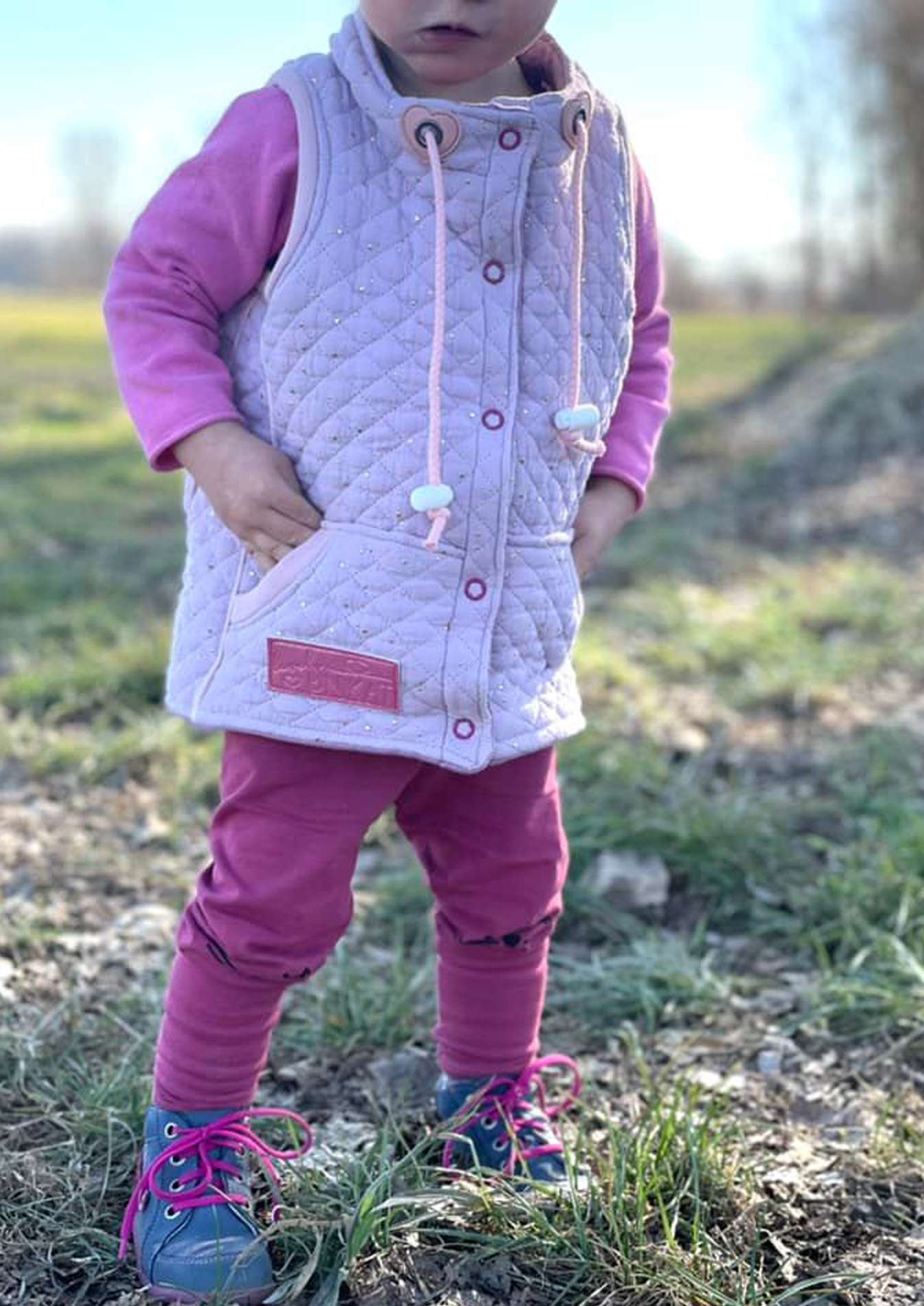 Snyggli-Schnittmuster-Weste-Livsglad-Baby-Kinder-Nähanleitung-Stepp-Kragen